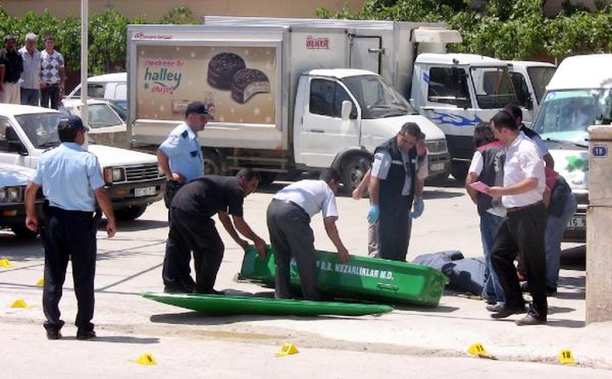 Oto Galericide Silahlı Kavga: 2 Ölü, 3 Yaralı