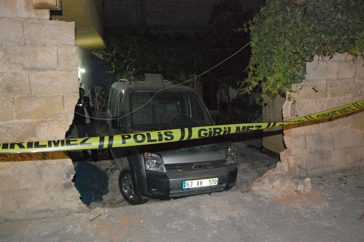 Otomobil Bahçeye Daldı: 3 Yaralı