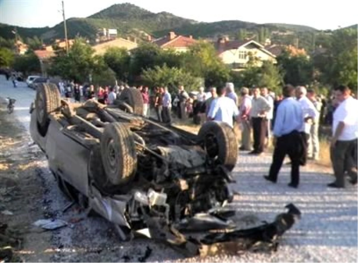 Otomobille Kamyonet Kafa Kafaya Çarpıştı: 2 Ölü, 10 Yaralı