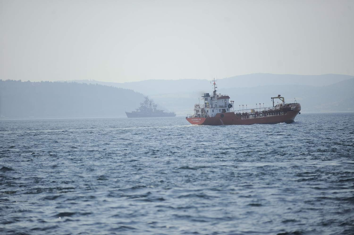 Rus Savaş Gemisi Çanakkale Boğazı\'ndan Geçti