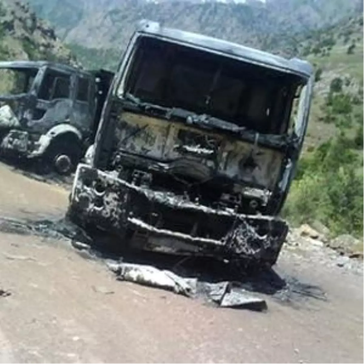 Silvan\'da Kum Ocağını Basan Teröristler, Araçları Ateşe Verdi