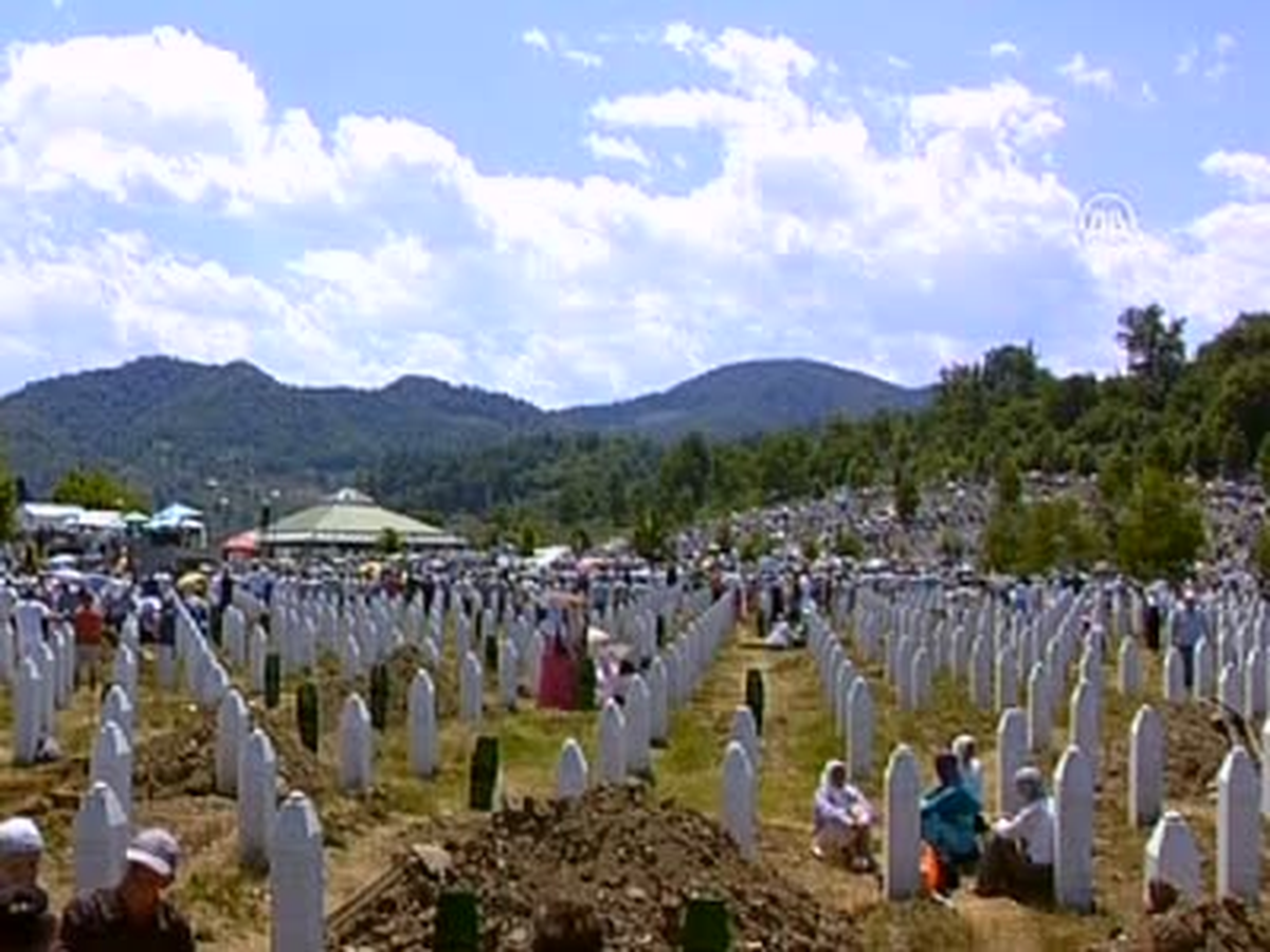 Soykırım Kurbanları Toprağa Verildi