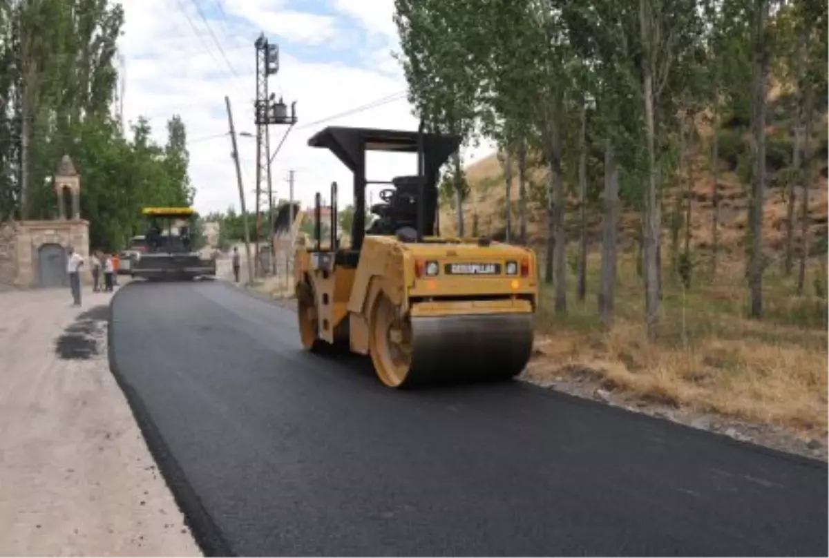 Tepe Bağları\'nda Asfaltlama Çalışması