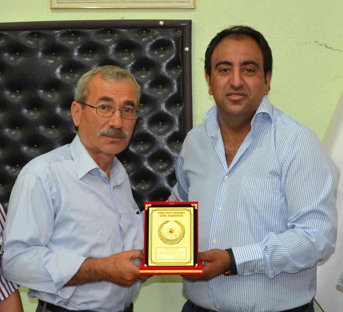 Thk\'dan 3 Belediye Başkanına Teşekkür Plaketi