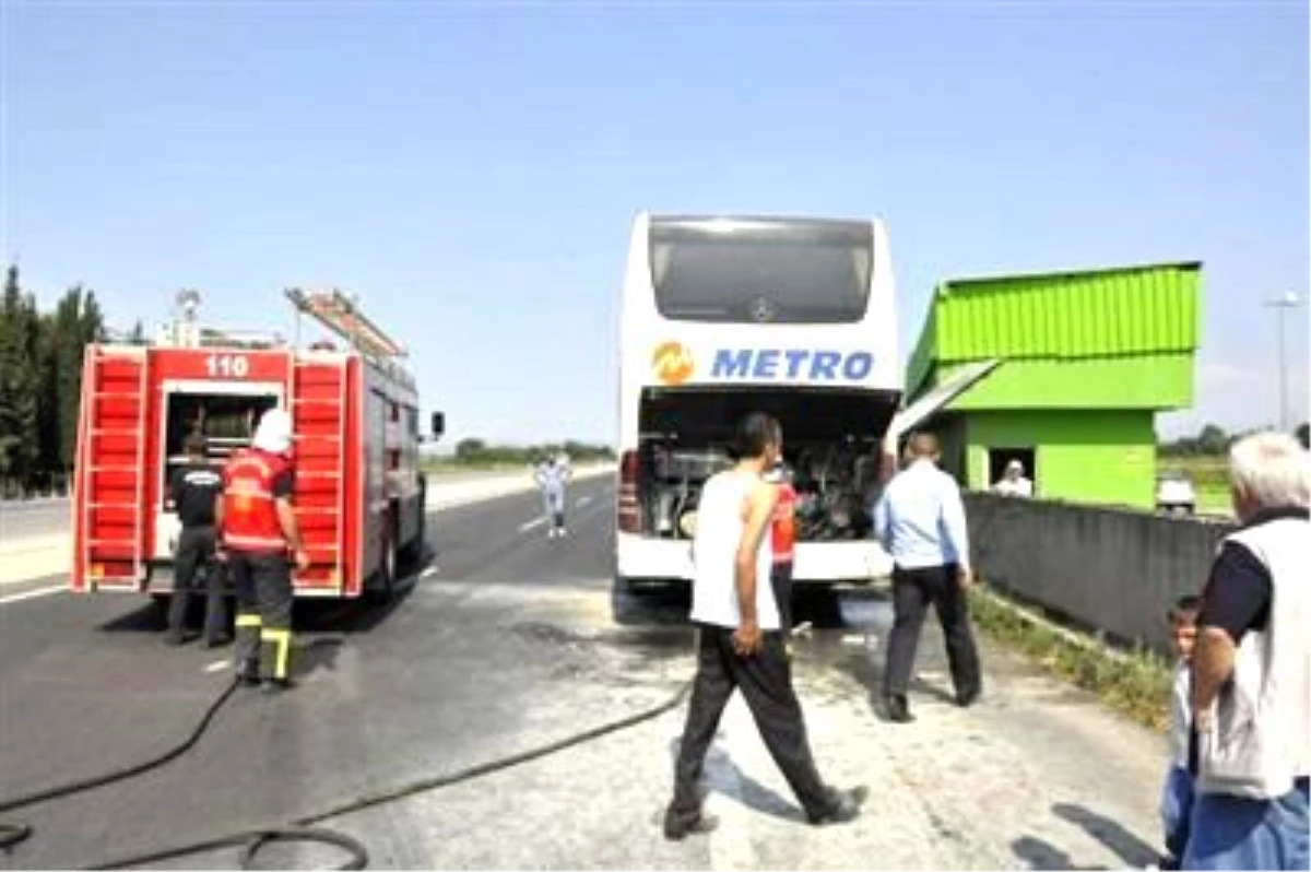 Yangın Çıkan Otobüsteki 36 Yolcuyu Arkadan Gelen Sürücünün Dikkati Kurtardı
