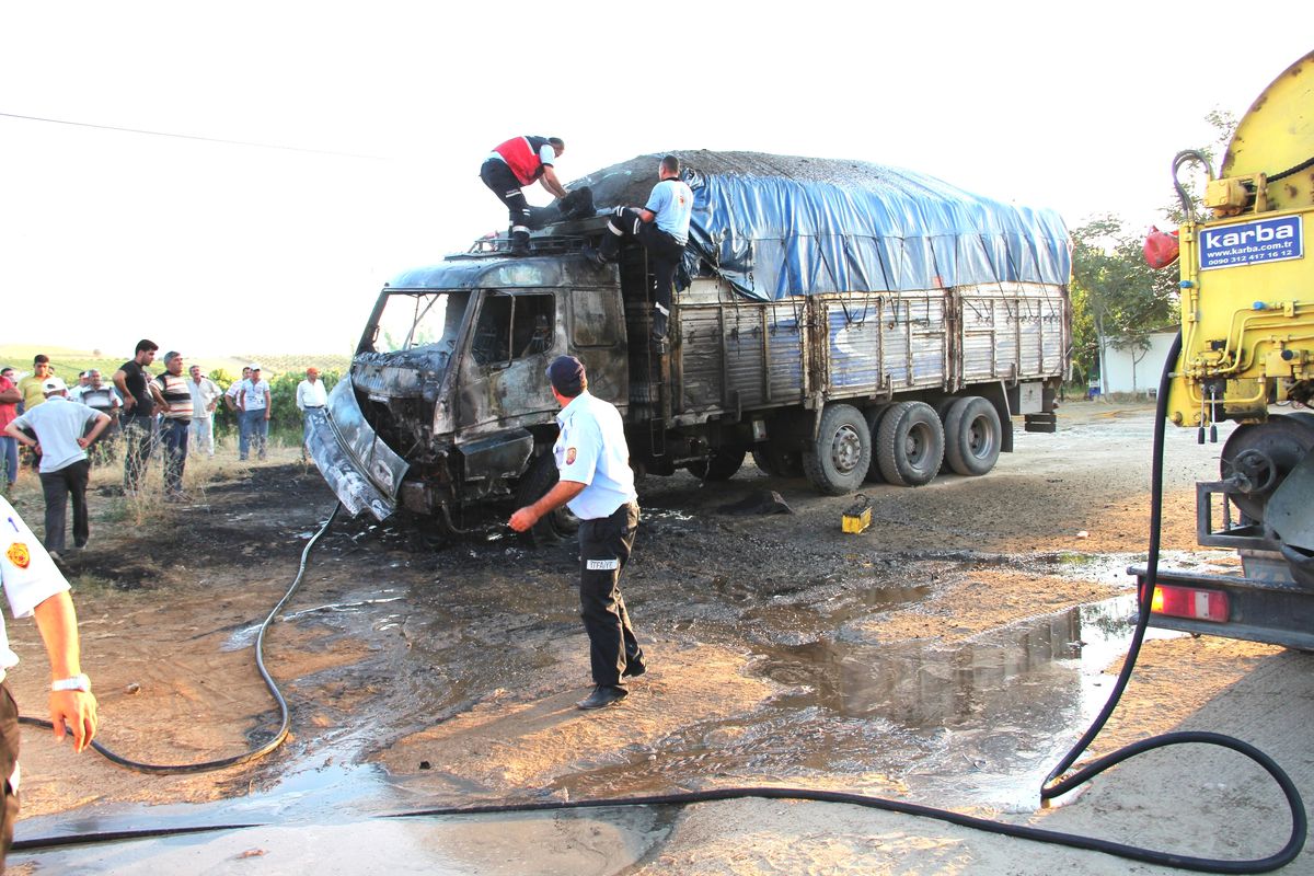 Yemek İçin Mola Verdi, Kamyonu Yandı