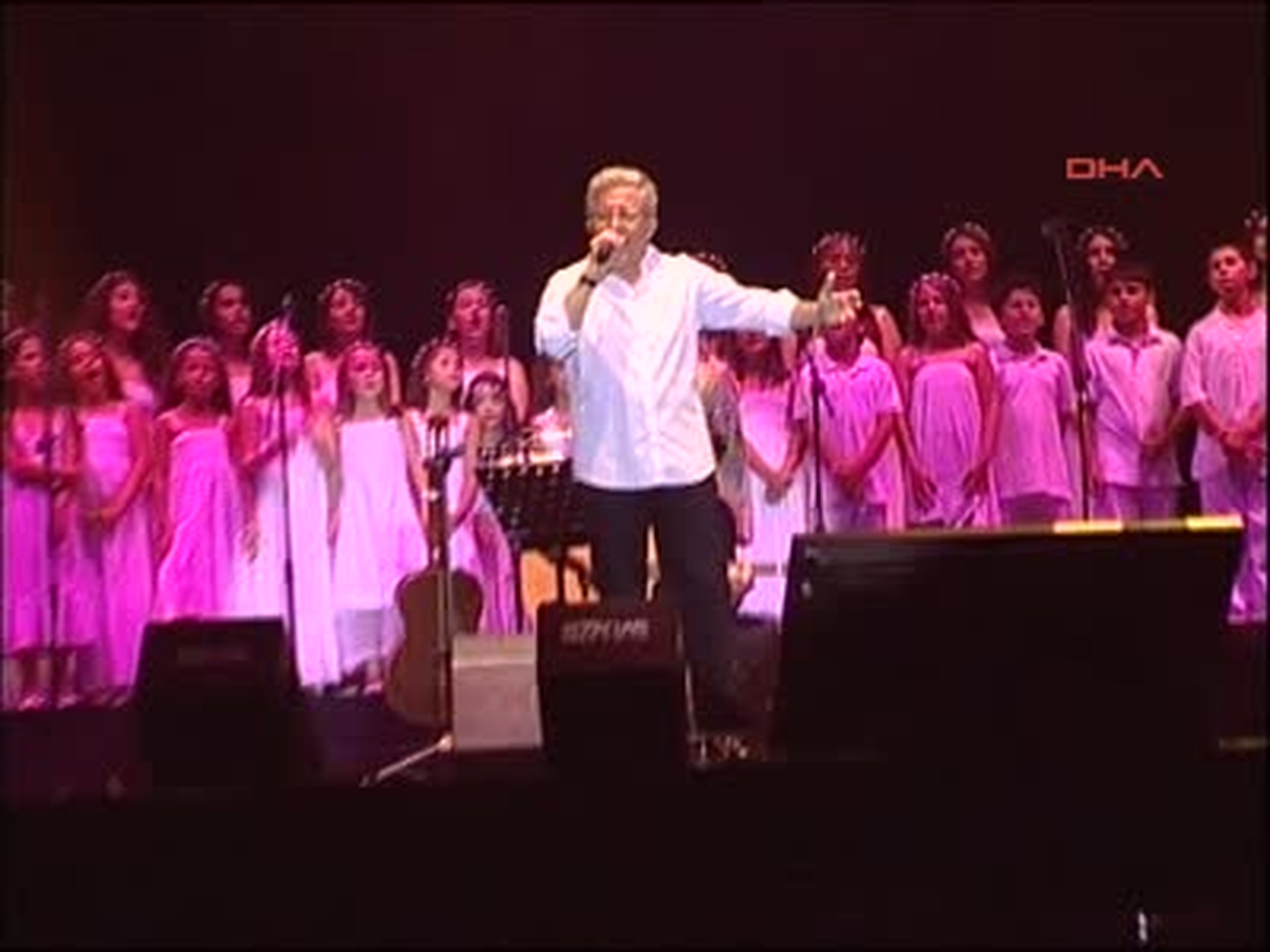 Zülfü Livaneli\'den Kuruçeşme Arena\'da Konser