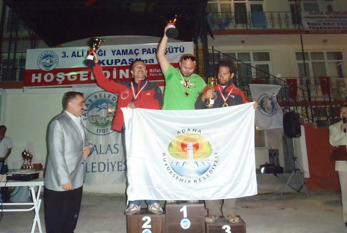 Ahas Başarıya Doymuyor