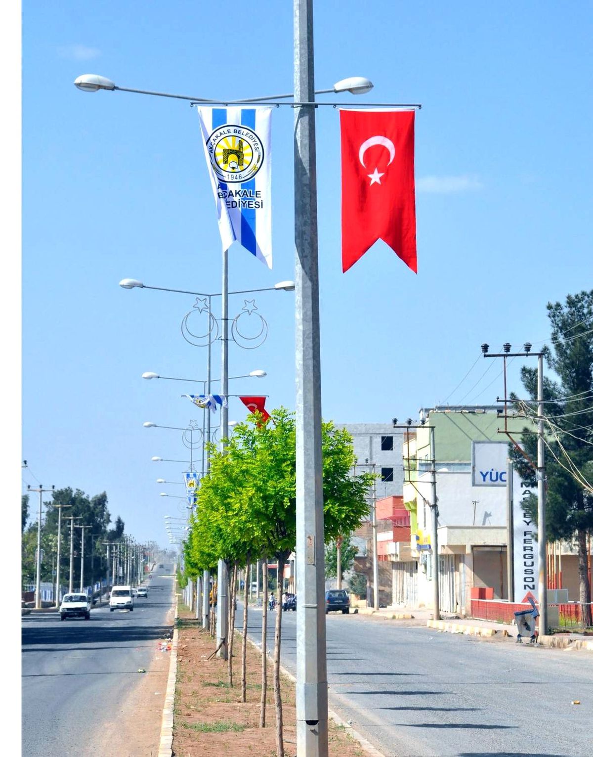 Akçakale Belediyesi İlçeyi Bayraklarla Donattı