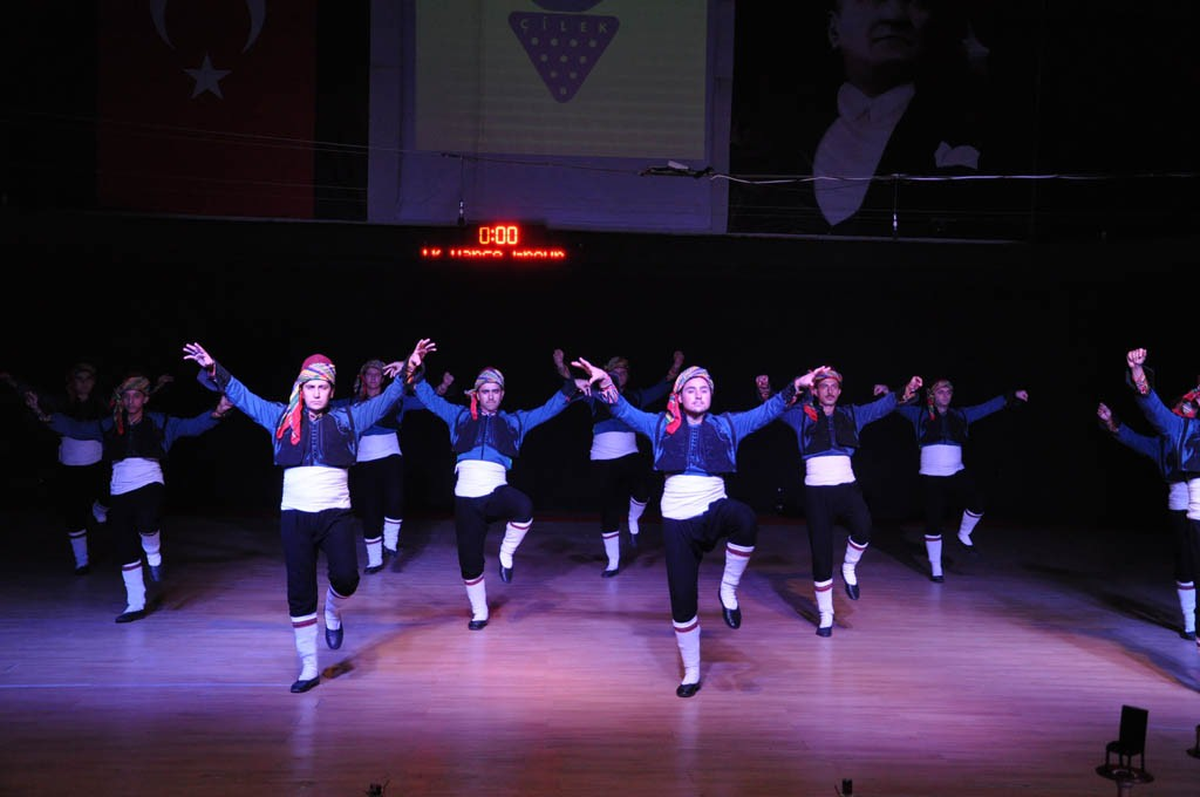 Altın Mobilya Halk Dansları Yarışmasının Birincisi Kosova
