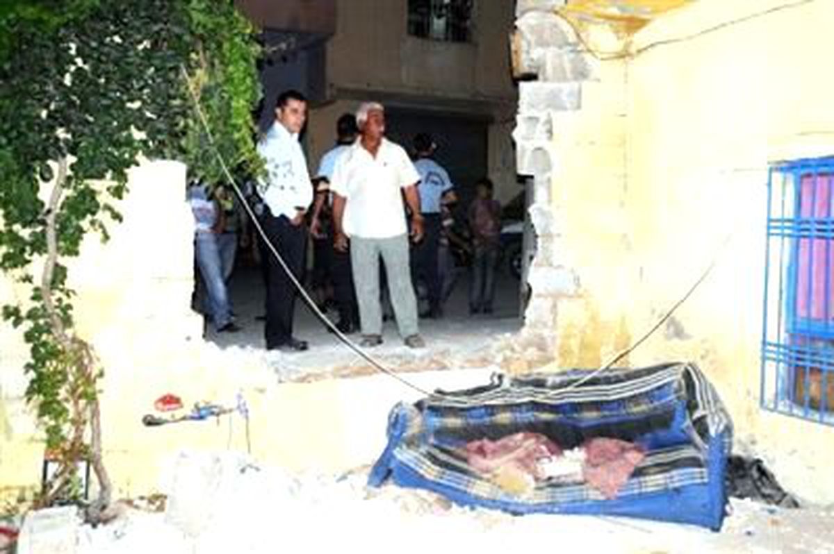 Araç Evin Bahçesine Girdi, 5 Kişi Yaralandı