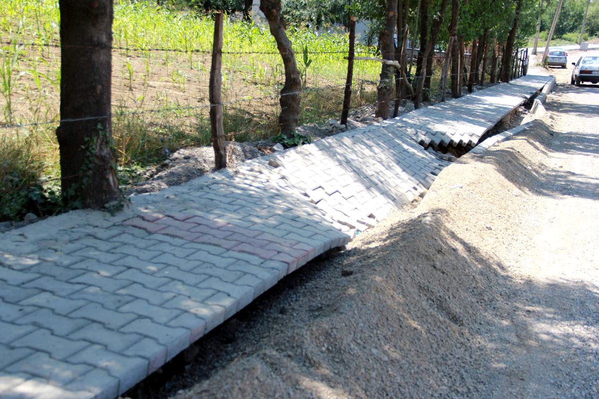 Yağmur KaldırımlarI ve Yolları Çökertti