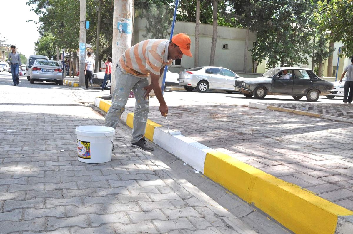 Belediye İlçedeki Kaldırımları Boyuyor