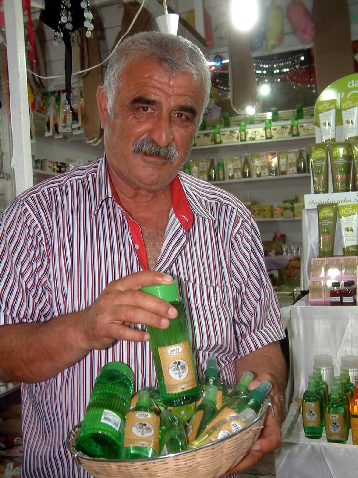 Burhaniye\'de Zeytin Çiçeği Kolonyası İlgi Gördü