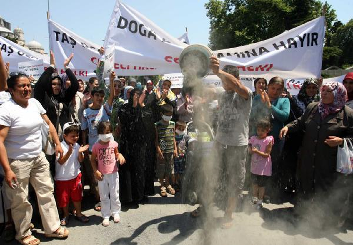 Büyükşehir Belediyesi Önüne Kum Döktüler