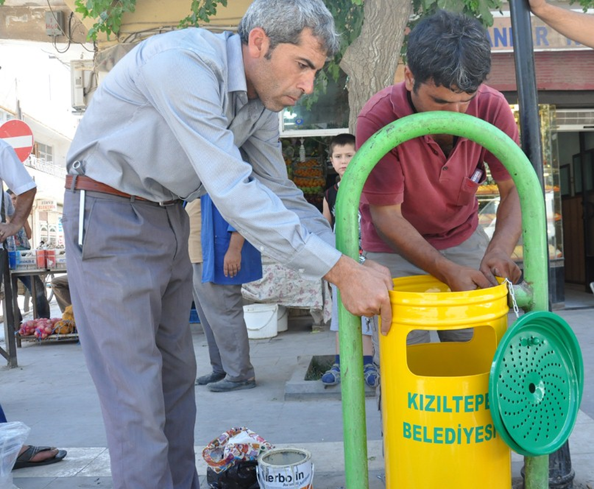 Caddelerdeki Çöp Kutuları Değiştirildi
