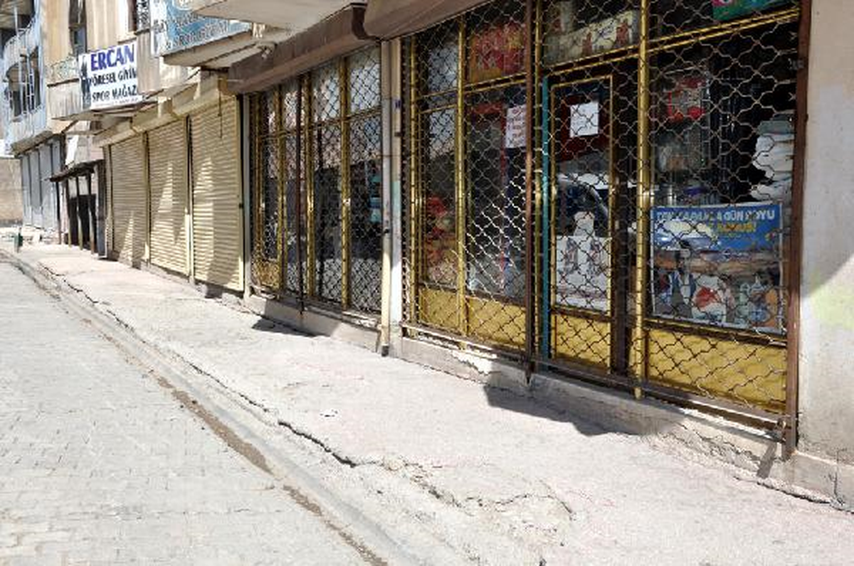 Yüksekova\'da Kepenkler Kapalı