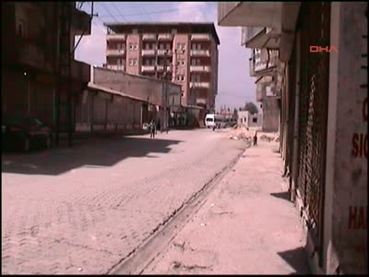 Yüksekova\'da Kepenkler Kapalı