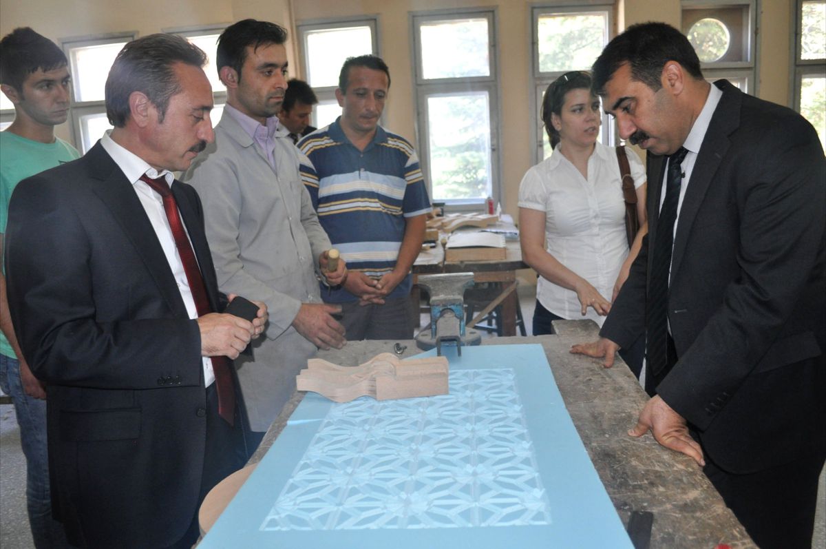 Daire Başkanı Tezgel, İl Sanatlarını Ziyaret Etti