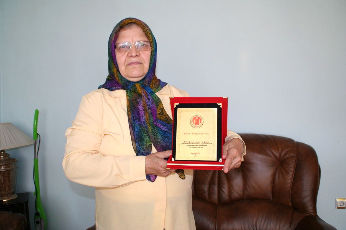 Devrek\'te Hayırsever Vatandaşa Deimder\'den Plaket