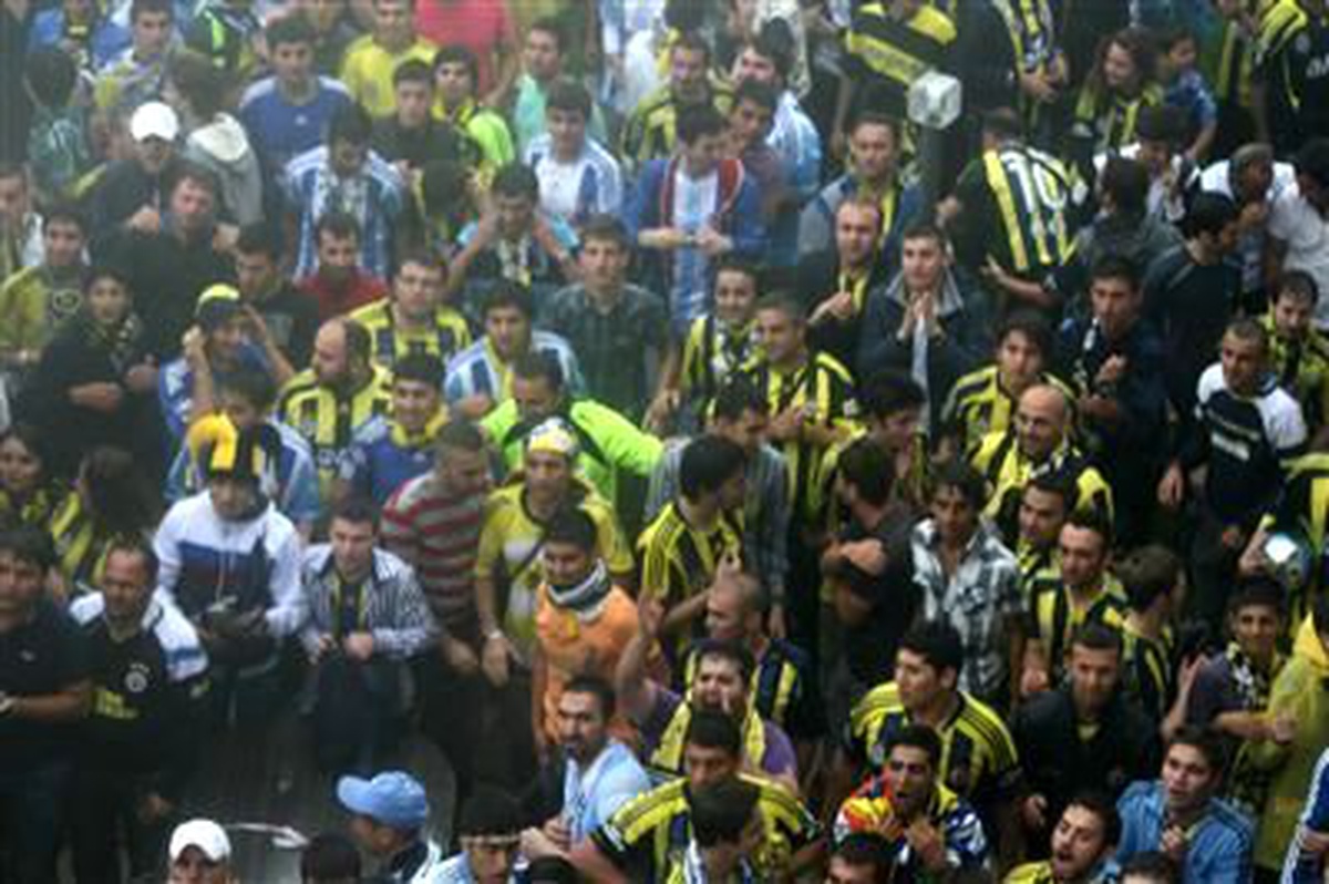Fenerbahçe Taraftarının Metris\'teki Heyecanlı Bekleyişi Sürüyor