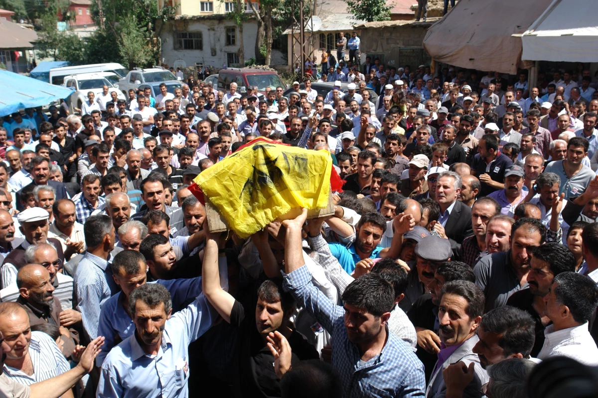 Gümüşhane\'de Ölü Ele Geçirilen PKK\'lının Cenazesi Yüksekova\'da Toprağa Verildi
