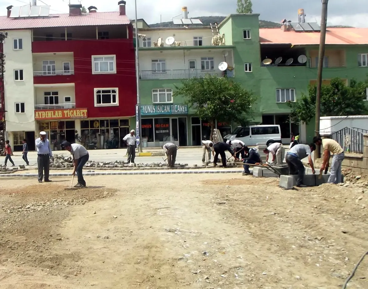 Sokak Yolları Kilitli Taşla Döşeniyor