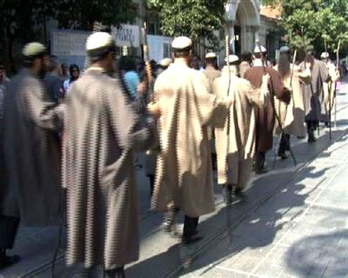 İstiklal Caddesindeki Cüppeli Sarıklı Değnekli Yürüyüş Şaşkına Çevirdi