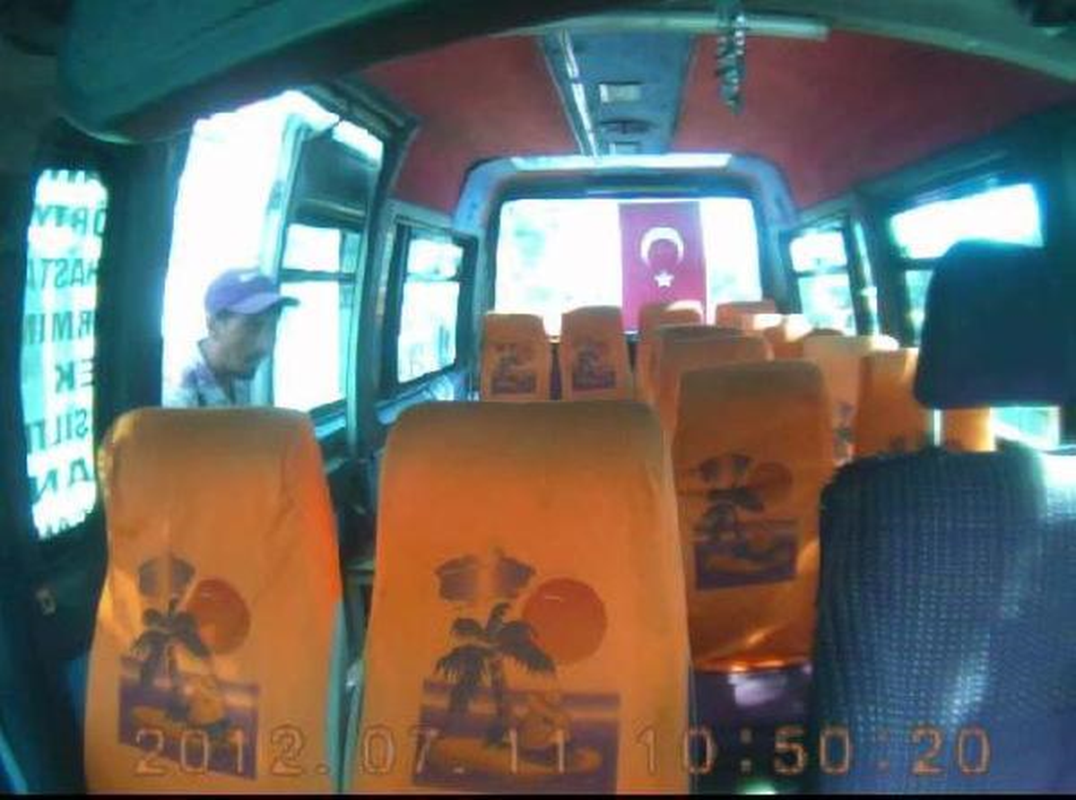 Kameraya Baka Baka Sürücünün Telefonunu Çaldı