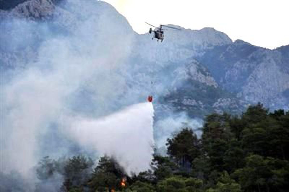 Kemer\'de 5 Dekarlık Ormanlık Alan Yangında Zarar Gördü