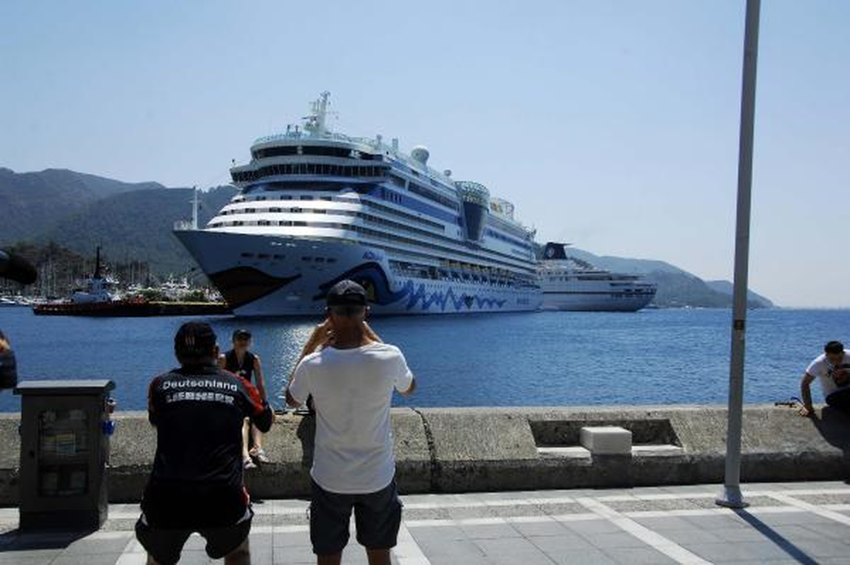 Marmaris\'e 3 Bin 500 Yolcuyla Gelen İki Gemi Sevindirdi