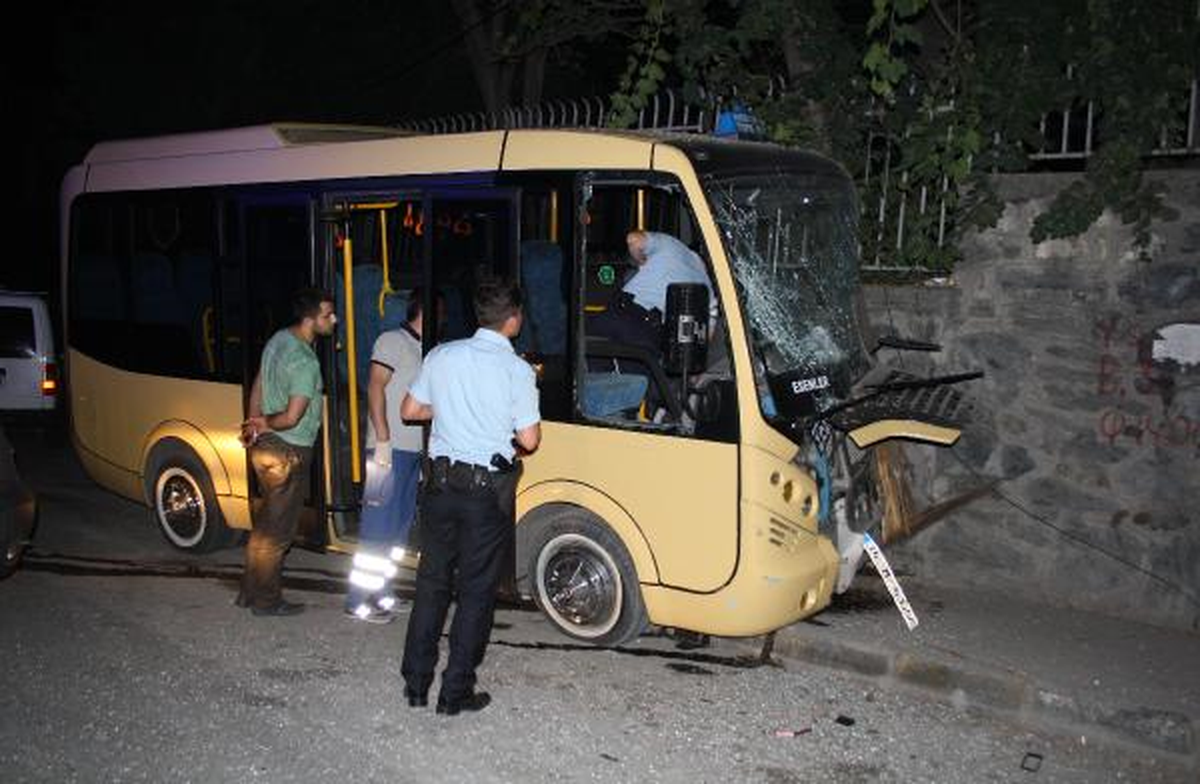 Minibüs Duvara Çarptı, 3 Kişi Yaralandı