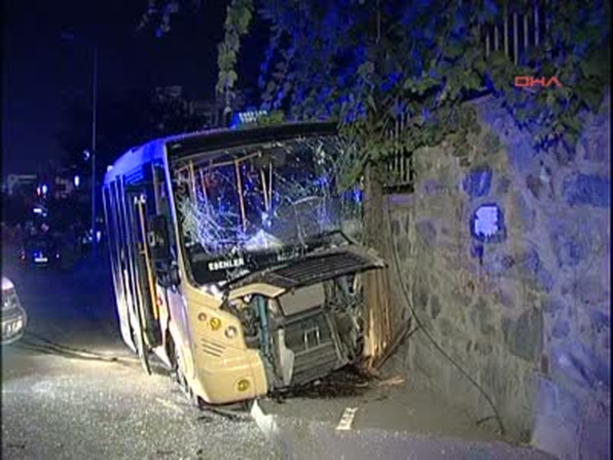 Minibüs Duvara Çarptı, 3 Kişi Yaralandı