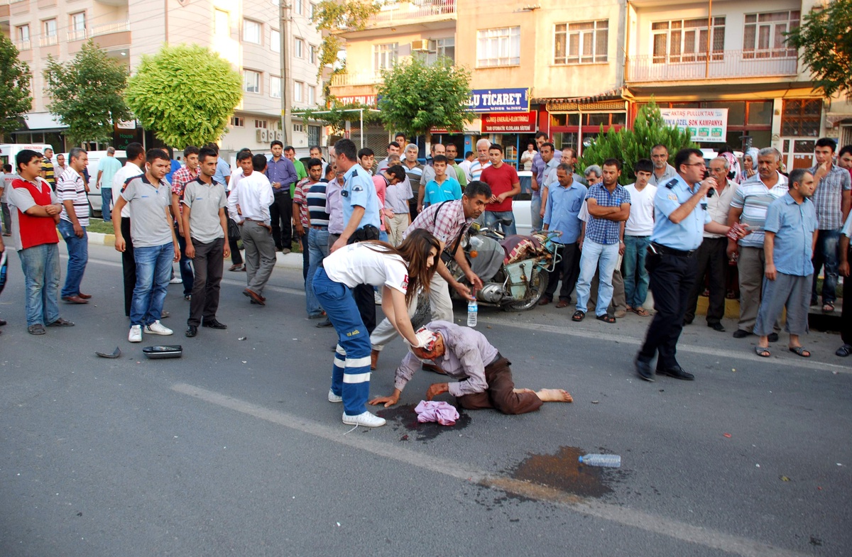 Minibüs ile Motosiklet Çarpıştı: 1 Ağır Yaralı