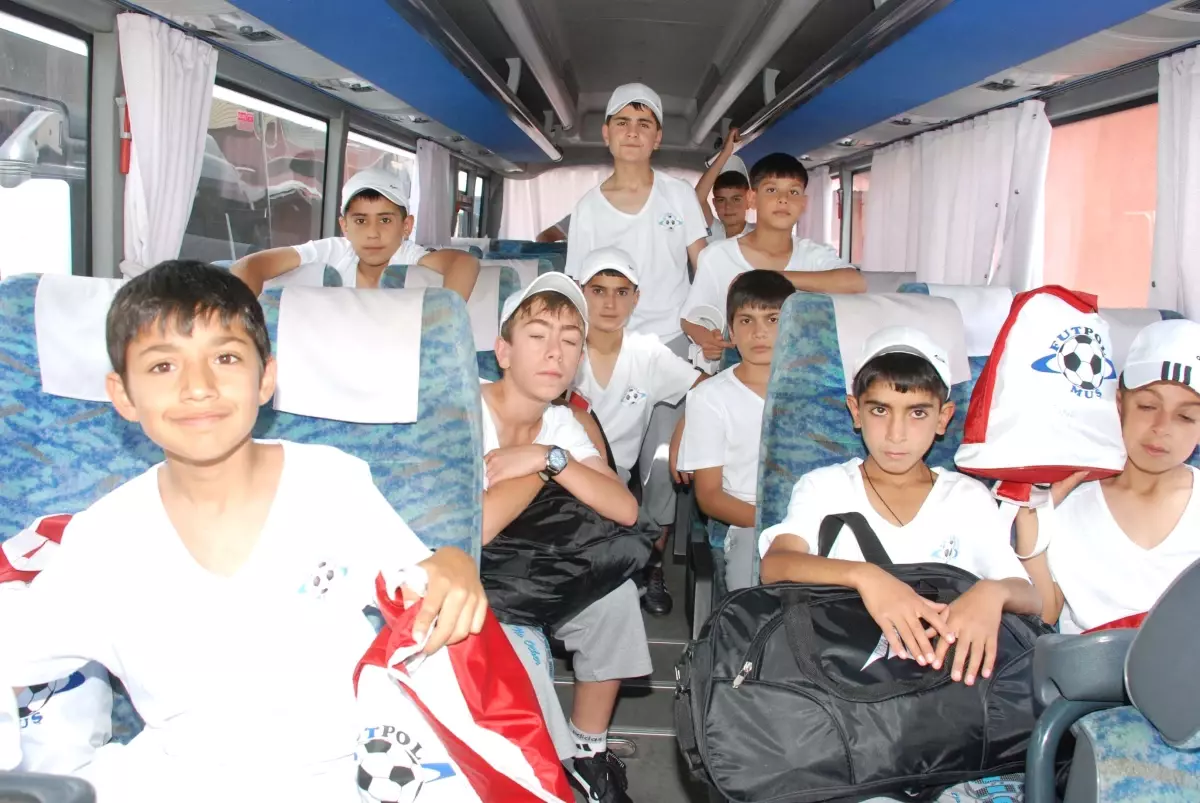 10 Çocuk Kıbrıs'a Uğurlandı