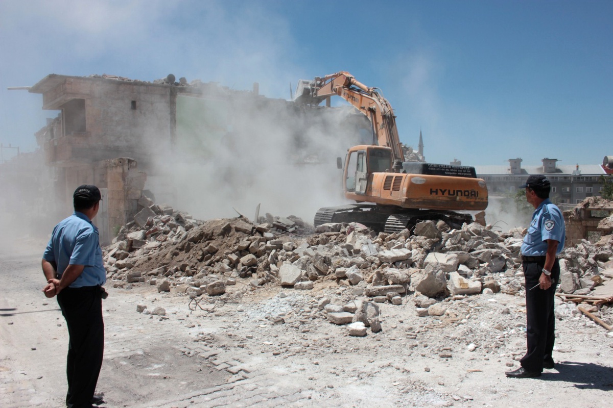 Nevşehir Kalesi Civarında Boşaltılan Konutların Yıkımı Sürüyor