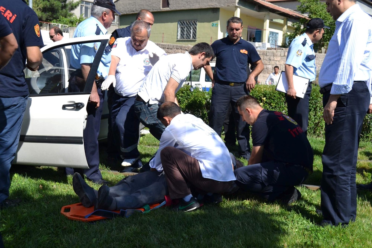 Otomobil Tramvay Direğine Çarptı: 2 Yaralı