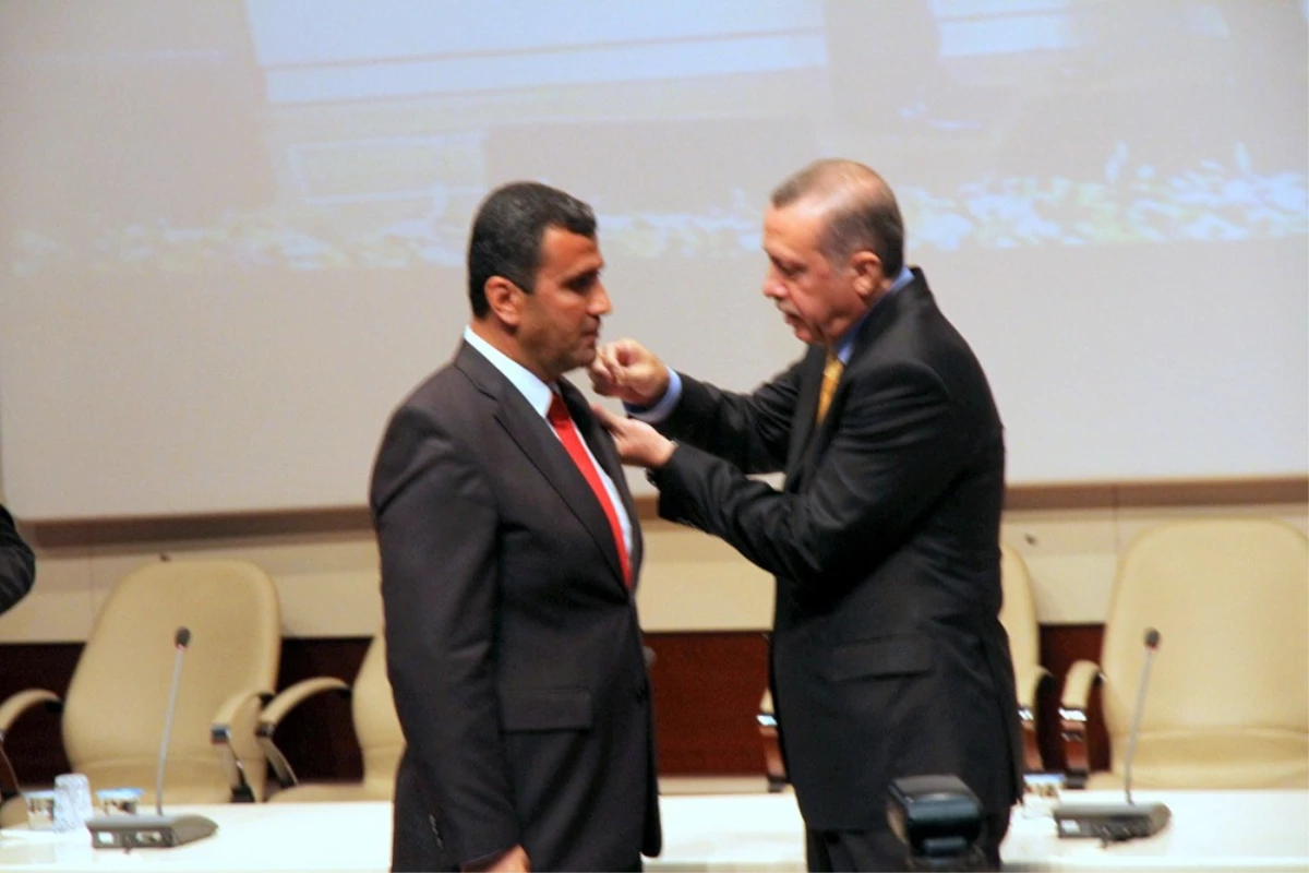 Payas Belediye Başkanı Bekir Altan\'ın Parti Rozetini Başbakan Erdoğan Taktı