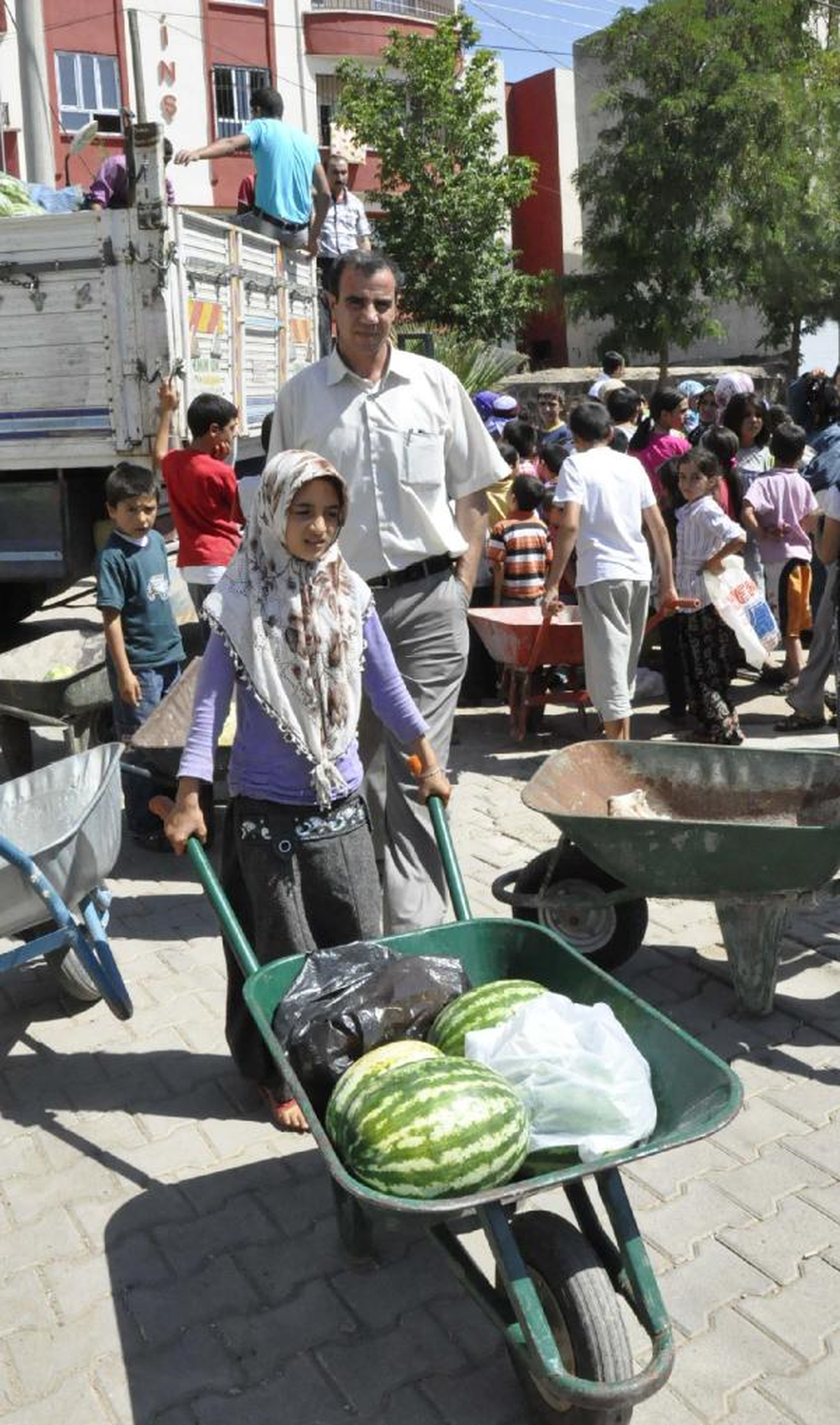 Yoksul Ailelere Karpuz Dağıtıldı