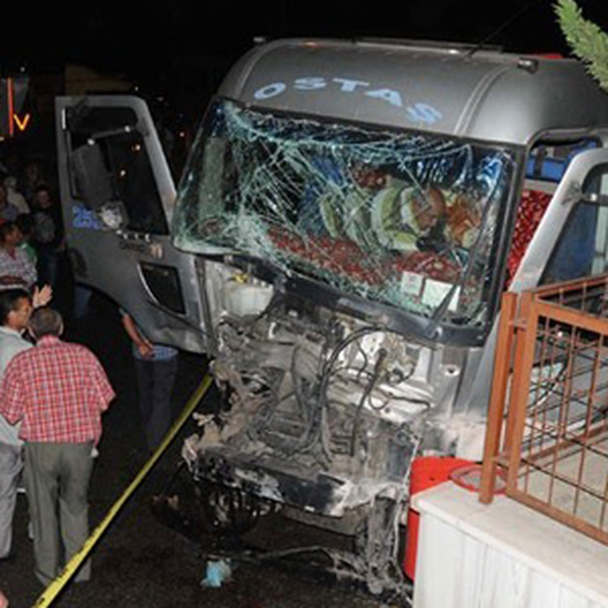 Tanker 11 aracı Biçti: 1 Ölü