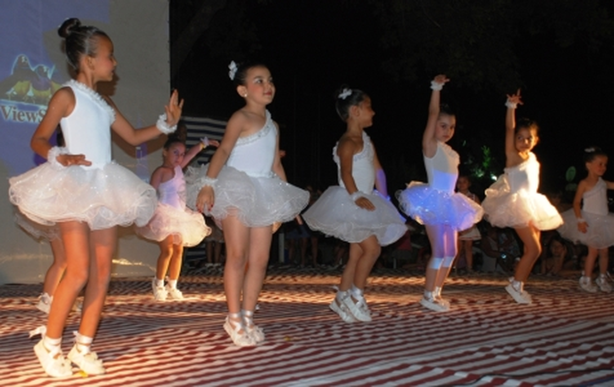Tiyatrolar Dikili\'de Buluştu