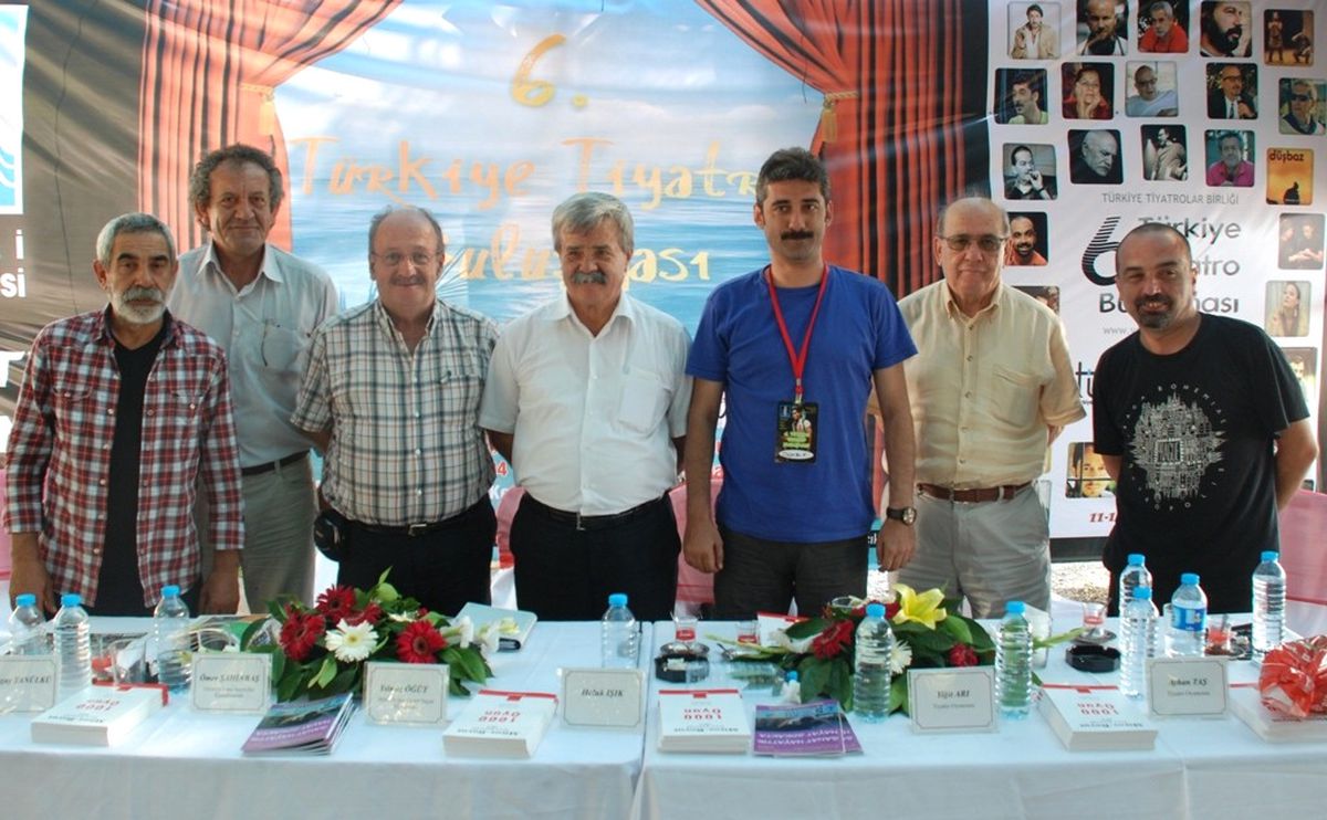 Tiyatrolar Dikili\'de Buluştu