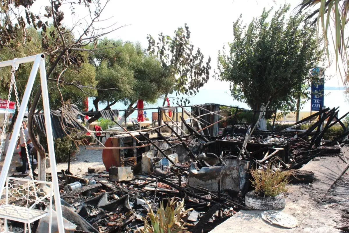 Urla'da Elektrik Kontağından Çıkan Yangında Bir Kafeterya Kül Oldu