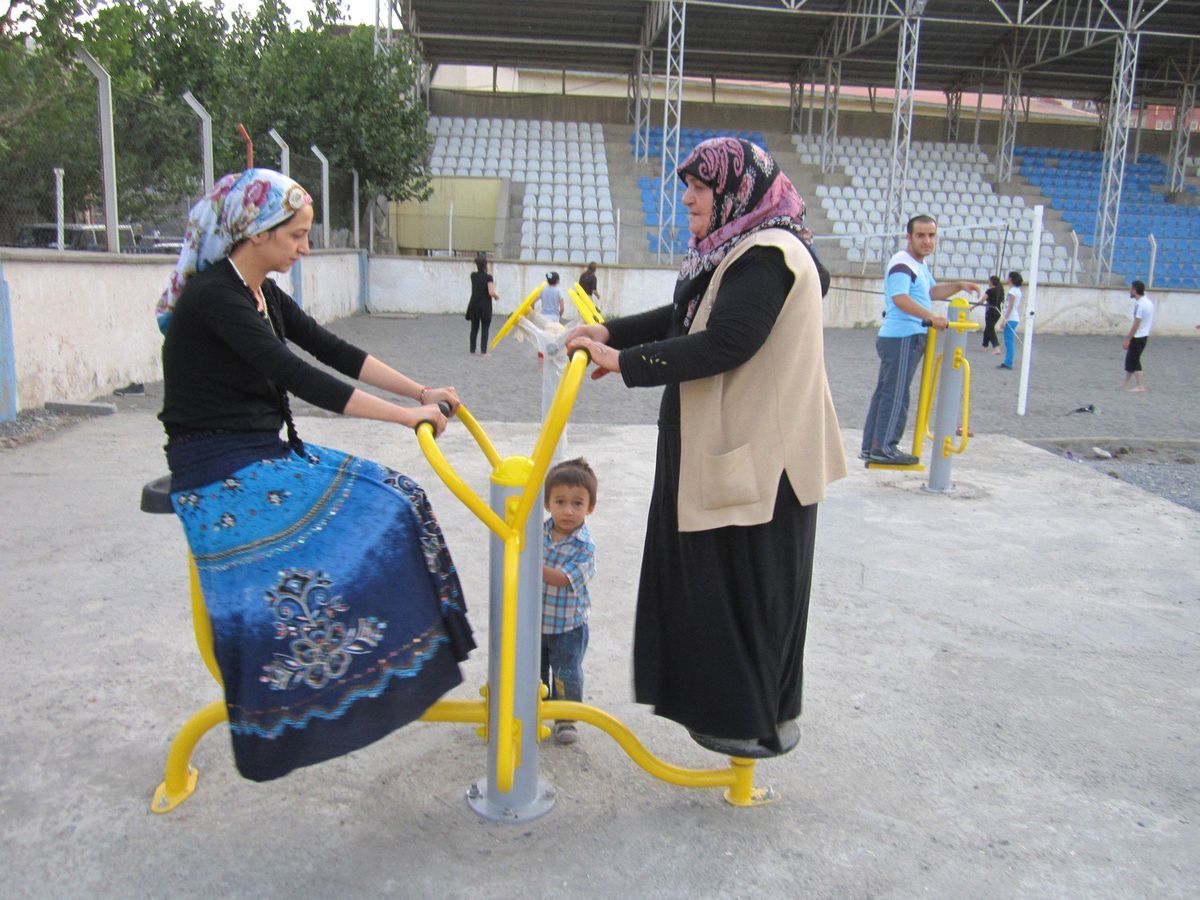 Yerel Kıyafetlerle Spor