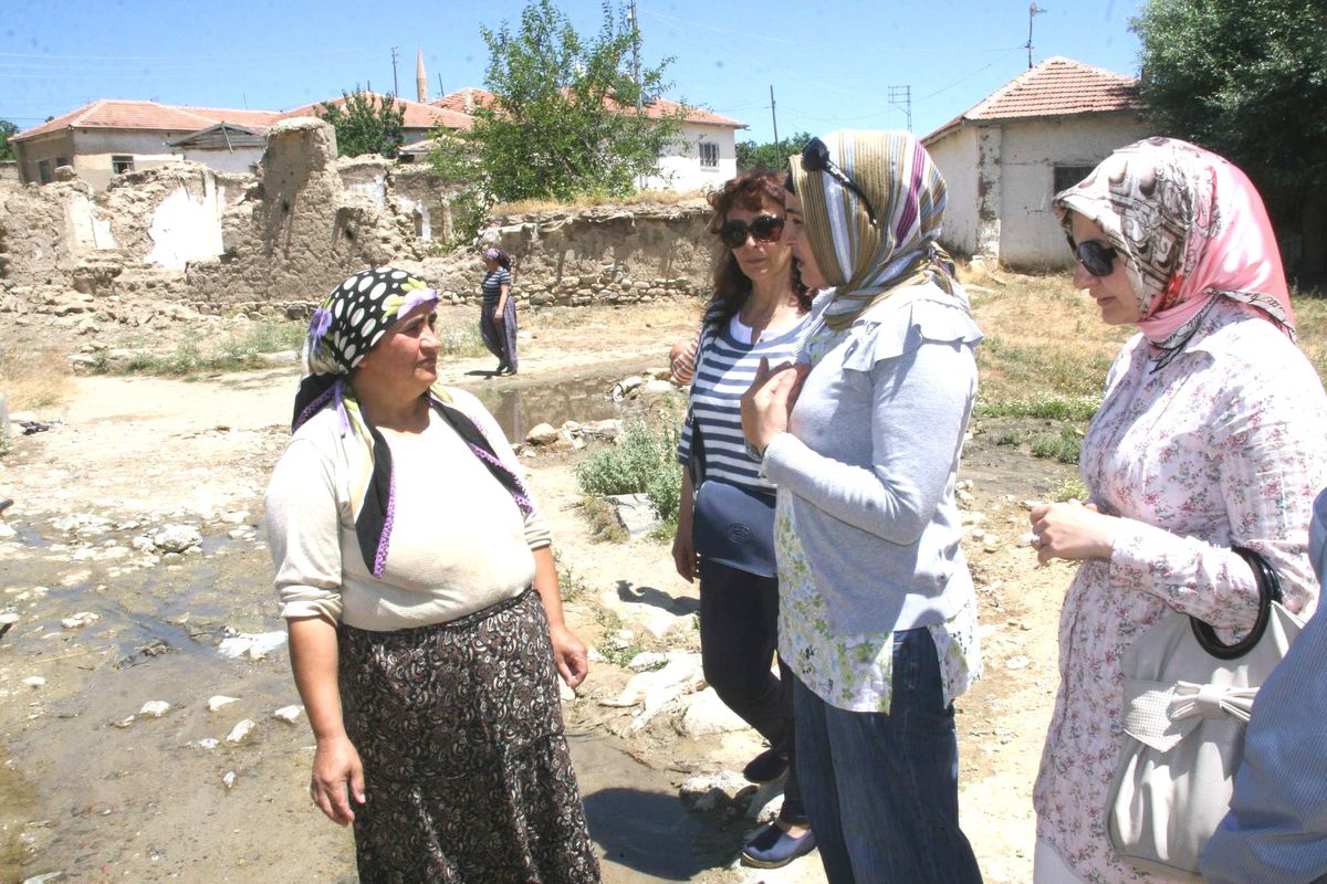 Yozgat\'ta \'Aile İçinde Sevgi Dili Projesi\' Köylülere Anlatılıyor