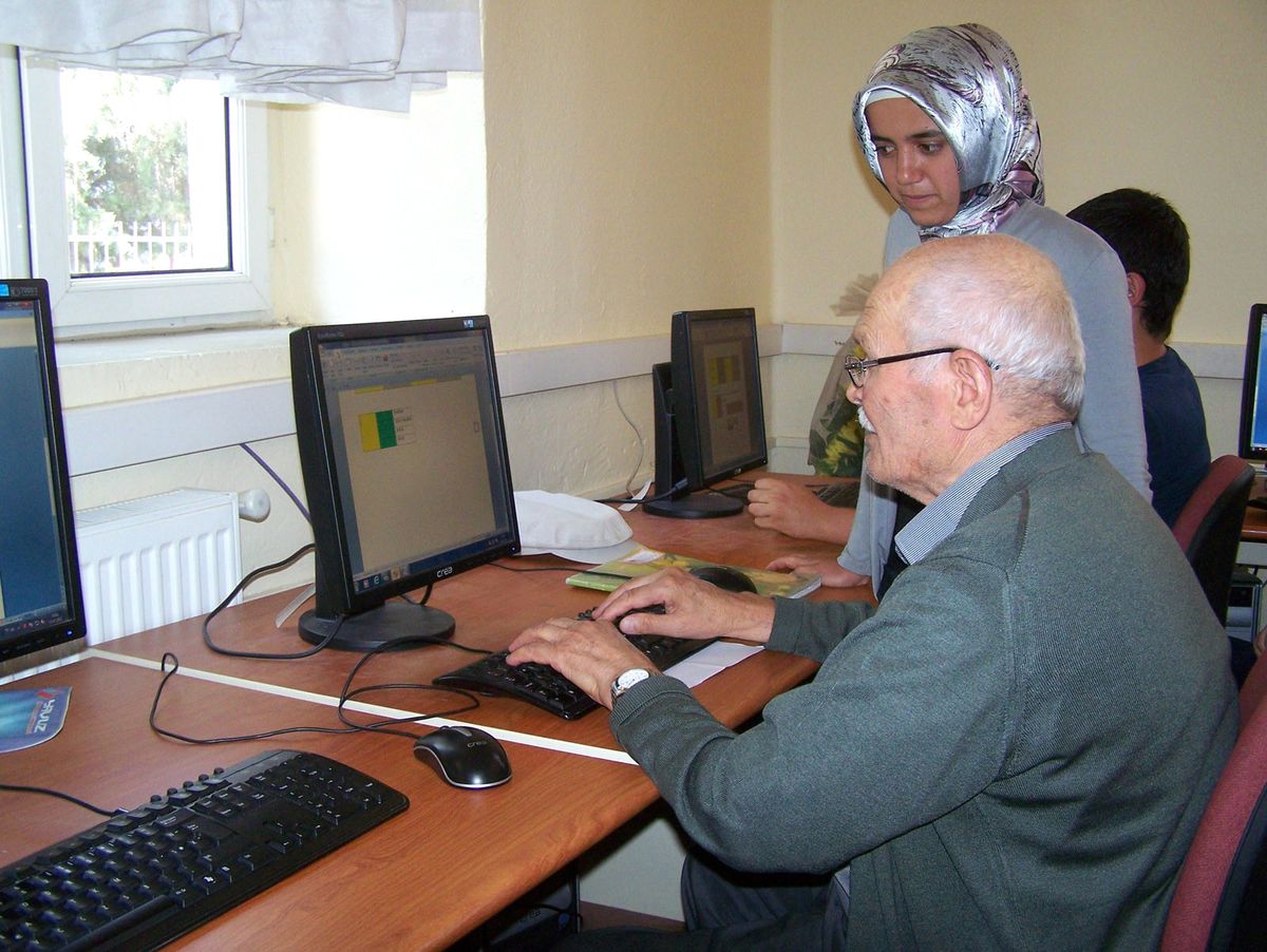 73 Yaşında Bilgisayarla Tanıştı