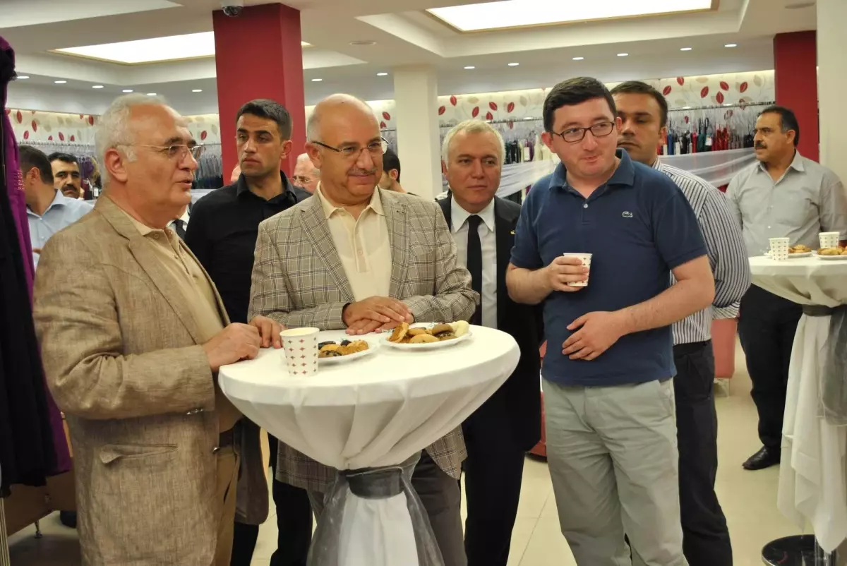 Ak Partili Elitaş, Katıldığı Açılışta Şarkı Söyledi