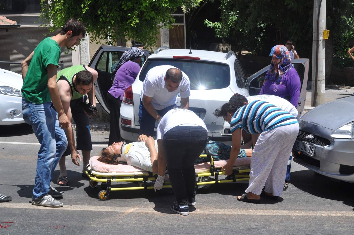 Alanya\'da 3 Otomobil Çarpıştı: 3 Yaralı
