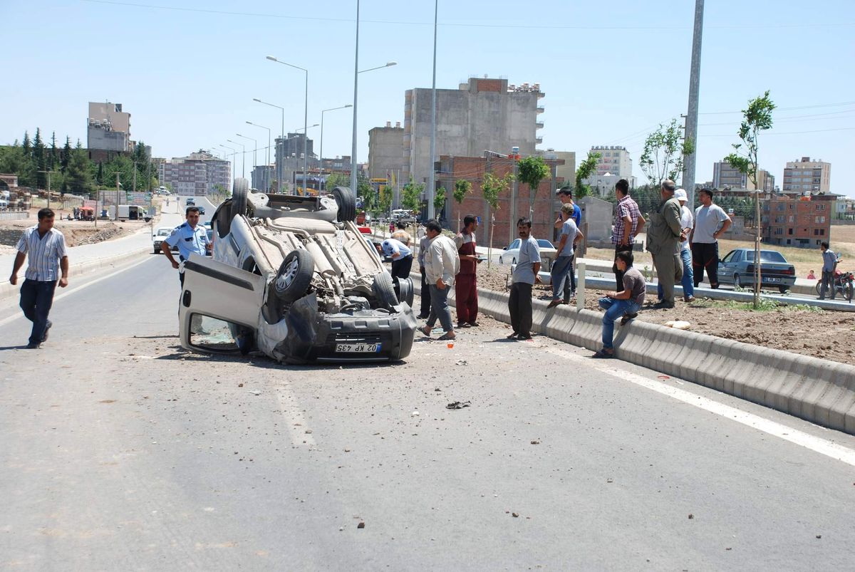 Direğe Çarpan Araç Takla Attı: 3 Yaralı