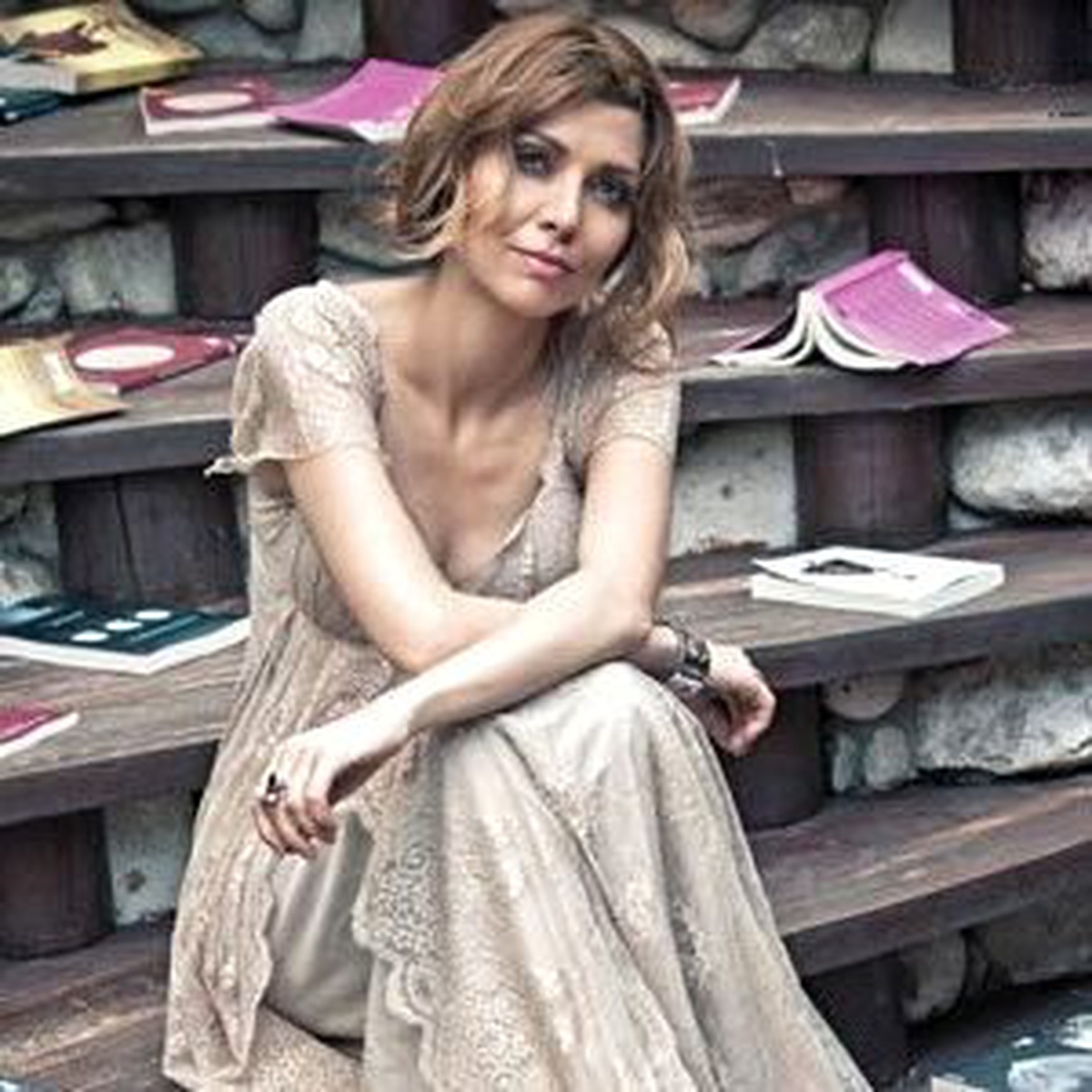Elif Şafak\'a Sanat ve Edebiyat Nişanı